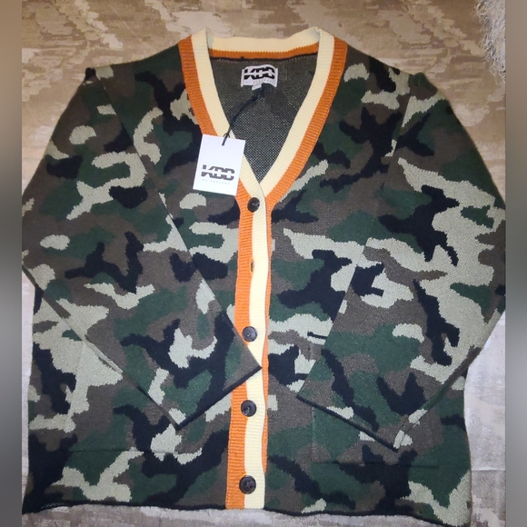 Camouflage V-Neck Button-Up Sweater - Picture 2 of 4
